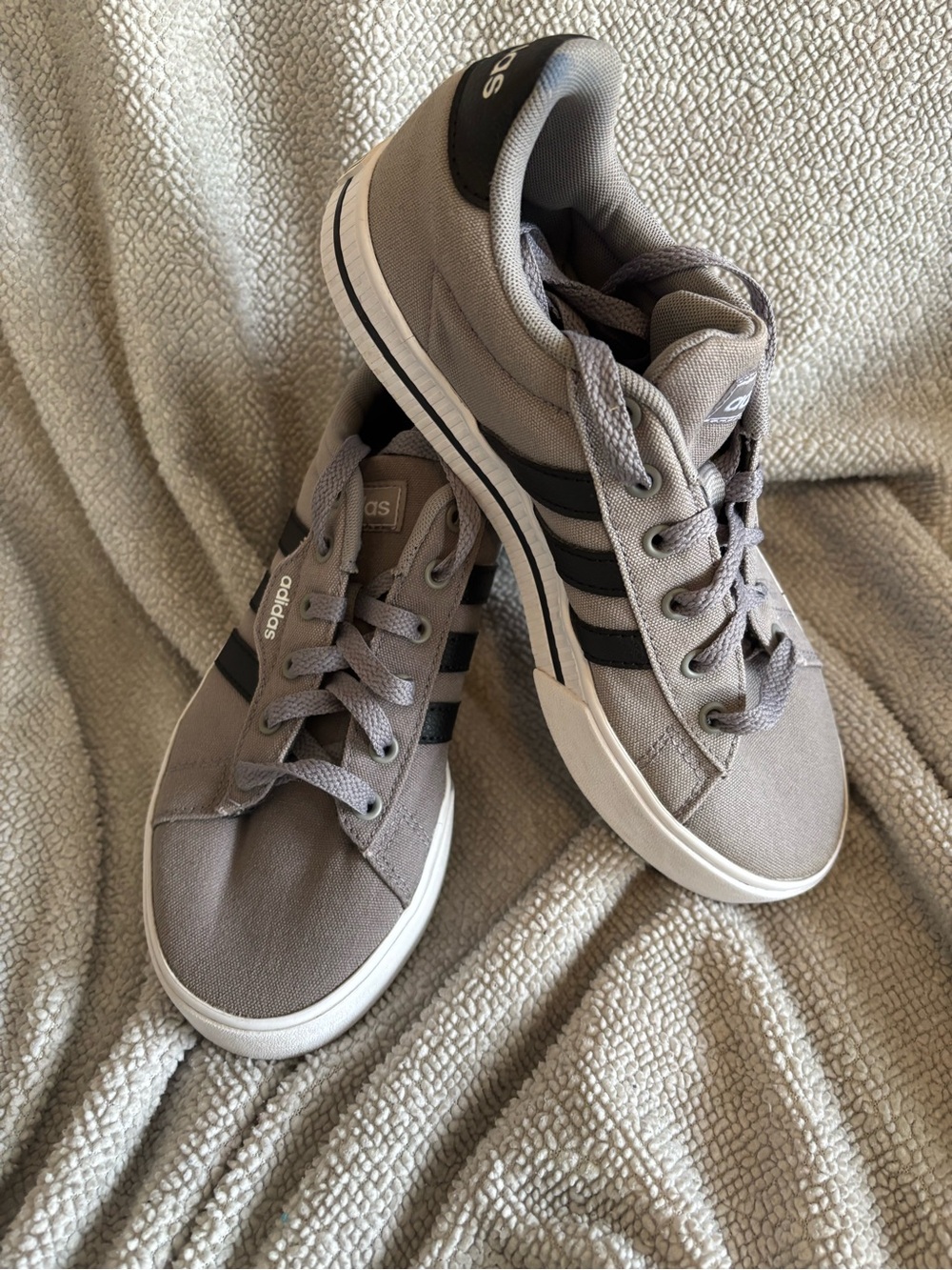 Adidas Boys Gray Tie Shoes Big Boys Size 5 Pre-Owned